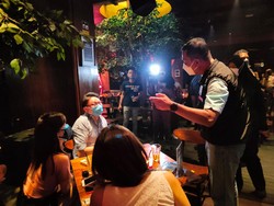 Polisi Razia Bar-Kafe Buka Tengah Malam di Jakarta, Pengunjung Dibubarkan