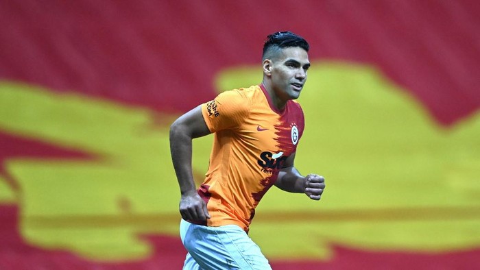 Galatasarays Colombian forward Radamel Falcao runs during the Turkish Super league football match between Galatasaray and Fenerbahce at TT Ali Samiyen sport complex in Istanbul on September 27, 2020. (Photo by Ozan KOSE / AFP)