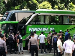 Naik Bus, 17 Tersangka Penyuap Bupati Probolinggo Tiba di Gedung KPK