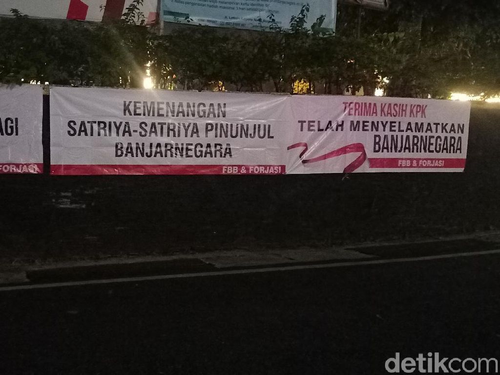 Spanduk Terima Kasih KPK Terpasang di Alun-Alun Banjarnegara Spanduk Terima Kasih KPK Terpasang di Alun-Alun Banjarnegara
