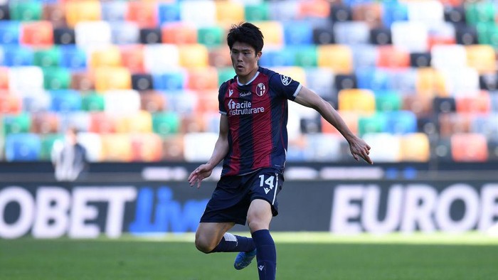 UDINE, ITALY - MAY 08:  Takehiro Tomiyasu of Bologna FC in action during the Serie A match between Udinese Calcio  and Bologna FC at Dacia Arena on May 08, 2021 in Udine, Italy. Sporting stadiums around Italy remain under strict restrictions due to the Coronavirus Pandemic as Government social distancing laws prohibit fans inside venues resulting in games being played behind closed doors. (Photo by Alessandro Sabattini/Getty Images)