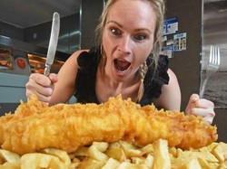 Resto Ini Tantang Pengunjung Makan 2,5 Kg Fish and Chips dalam 1 Jam, Sanggup?