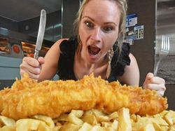 Resto Ini Tantang Pengunjung Makan 2,5 Kg Fish and Chips dalam 1 Jam, Sanggup? Resto Ini Tantang Pengunjung Makan 2,5 Kg Fish and Chips dalam 1 Jam, Sanggup?