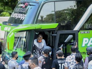 Gunakan Bus, 17 Tersangka Kasus Suap Bupati Probolinggo Tiba di KPK