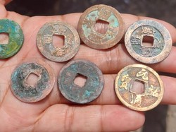 Saking Banyaknya, Uang Kuno Ditemukan di Sawah Lamongan Jadi Rebutan Warga