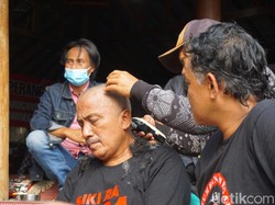 Bupati Banjarnegara Ditahan KPK, Warga Lunasi Nazar Cukur Gundul