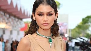 Zendaya Pamer Kaki Jenjang di Festival Film Venesia