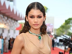 Zendaya Pamer Kaki Jenjang di Festival Film Venesia