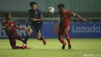 Arema FC kehilangan satu pemain, Jayus Hariono, saat pertandingan baru berlangsung empat menit. Sang gelandang diganjar kartu merah setelah melakukan pelanggaran keras terhadap pemain PSM, Sutanto Tan. 