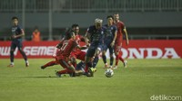 Meski kalah jumlah pemain, Arema FC mampu mengancam dan mendapatkan hadiah penalti saat Kushedya Hariyudo dilanggar pada menit ke-22. Hanif Sjahbandi maju sebagai eksekutor dan membawa Singo Edan memimpin 1-0. 