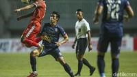 Keunggulan Arema FC tak bertahan lama. PSM menyamakan skor menjadi 1-1 di menit ke-23 lewat Ilham Udin Armyn, yang membuat skor tersebut bertahan hingga turun minum. 