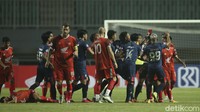 Peluang emas PSM datang di menit ke-75. Rizky Eka menerobos sisi kotak penalti Arema FC setelah bekerja sama dengan Willem Jan Pluim. Rizky Eka kemudian menyodorkan bola ke Anco Jansen, yang gagal menuntaskannya menjadi gol dari jarak dekat. 