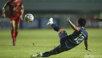 Rasyid Bakrie gagal mencetak gol untuk PSM di menit ke-79. Bola tembakannya dari luar kotak penalti masih membentur mistar gawang. 