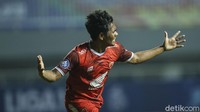 Tak lama berselang Arema FC mengancam PSM. Bola tembakan Carlos Manuel Dos Santos Fortes dari jarak dekat masih melebar tipis di sisi gawang Hilman Syah. 