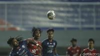 10 Pemain Arema FC Tahan Imbang PSM Makassar