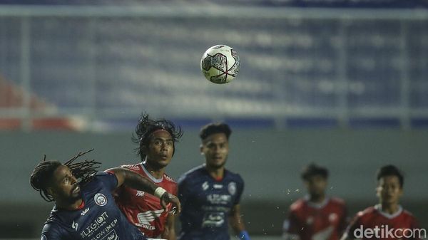 10 Pemain Arema FC Tahan Imbang PSM Makassar