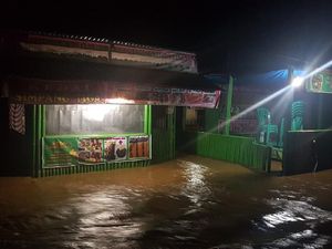 2 Sungai Meluap, Puluhan Rumah Warga di Polman Terendam Banjir