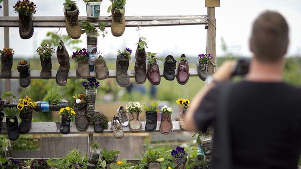 Ide Kreatif Menyulap Sepatu Bekas Jadi Vas Bunga