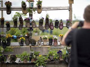 Ide Kreatif Menyulap Sepatu Bekas Jadi Vas Bunga