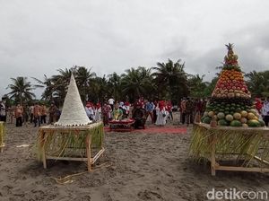 Ritual Larungan di Pantai Pangandaran Dibubarkan Ritual Larungan di Pantai Pangandaran Dibubarkan