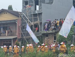 Naik Atap hingga Tutup Jalan, Antusiasme Warga Sukabumi Tunggu Sandiaga Uno