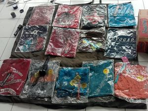 Paket Mencurigakan di Madiun Ternyata Berisi Kaos Distro Paket Mencurigakan di Madiun Ternyata Berisi Kaos Distro