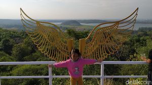 Bukit Cinta Anti Galau, Wisata Cirebon Berlatar Danau dan Gunung