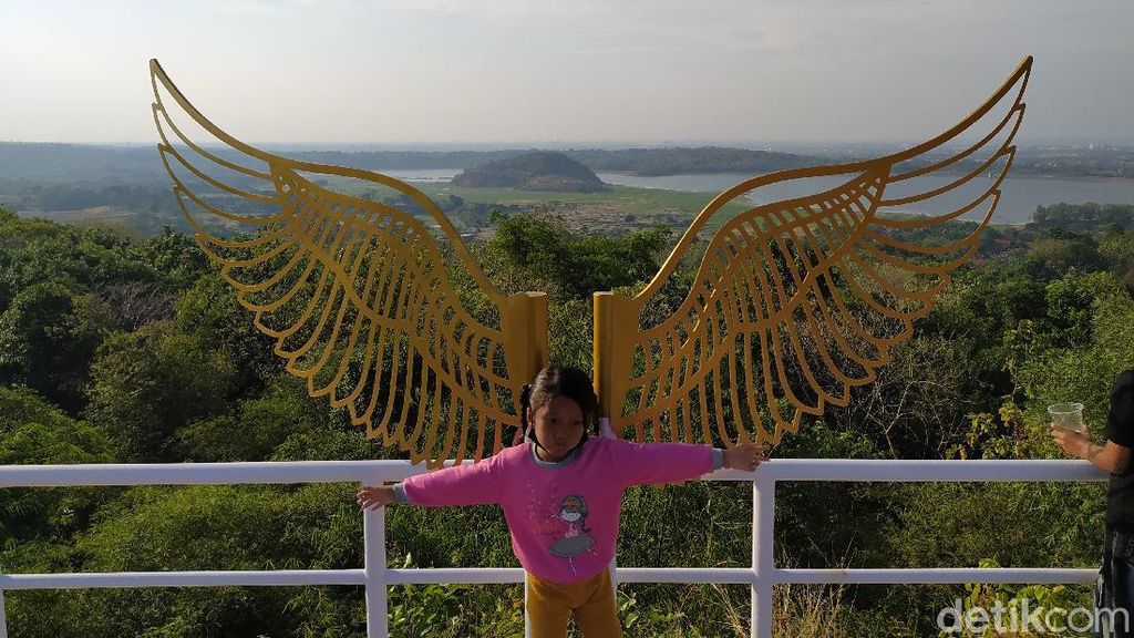 Bukit Cinta Anti Galau, Wisata Cirebon Berlatar Danau dan Gunung Bukit Cinta Anti Galau, Wisata Cirebon Berlatar Danau dan Gunung