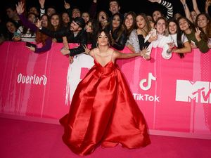 Duh, Camila Cabello Ngompol di Konser One Direction