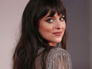 Dakota Johnson Ngaku Lebih Produktif dengan Tidur 14 Jam Sehari