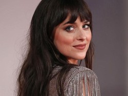 Dakota Johnson Ngaku Lebih Produktif dengan Tidur 14 Jam Sehari