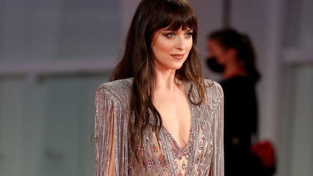 VENICE, ITALY - SEPTEMBER 03: Dakota Johnson attends the red carpet of the movie 