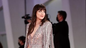 9 Potret Seksi Dakota Johnson, Tebar Pesona dengan Gaun Menerawang