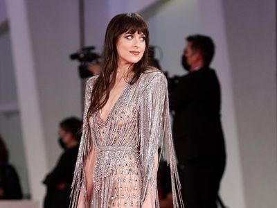 9 Potret Seksi Dakota Johnson, Tebar Pesona dengan Gaun Menerawang