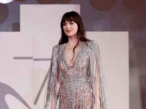 Dakota Johnson dan Chris Martin Mesra di Mumbai Usai Rumor Putus Dakota Johnson dan Chris Martin Mesra di Mumbai Usai Rumor Putus