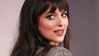 Dakota Johnson Memesona dengan Gaun Menerawang di Festival Film Venesia