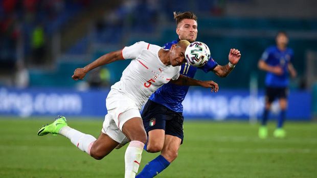 ROME, ITALY - JUNE 16: Manuel Akanji of Switzerland battles for possession with Ciro Immobile of Italy during the UEFA Euro 2020 Championship Group A match between Italy and Switzerland at Olimpico Stadium on June 16, 2021 in Rome, Italy. (Photo by Claudio Villa/Getty Images)