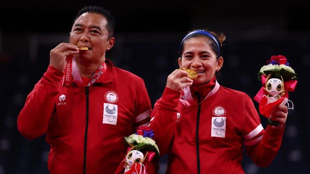 Tokyo 2020 Paralympic Games - Badminton - Mixed Doubles SL3-SU5 Medal Ceremony - Yoyogi National Stadium, Tokyo, Japan - September 5, 2021. Gold medallists Hary Susanto of Indonesia and Leani Ratri Oktila of Indonesia pose on the podium REUTERS/Athit Perawongmetha