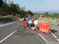 Amblesan Jalan Lingkar Timur Waduk Jatigede 6 Bulan Lalu Tak Kunjung Diperbaiki