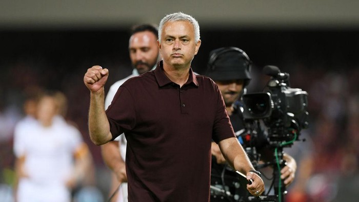SALERNO, ITALY - AUGUST 29: Josè Mourinho AS Roma coach celebrates the victory after the Serie A match between US Salernitana and AS Roma at Stadio Arechi on August 29, 2021 in Salerno, Italy. (Photo by Francesco Pecoraro/Getty Images)