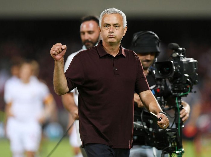 SALERNO, ITALY - AUGUST 29: Josè Mourinho AS Roma coach celebrates the victory after the Serie A match between US Salernitana and AS Roma at Stadio Arechi on August 29, 2021 in Salerno, Italy. (Photo by Francesco Pecoraro/Getty Images)