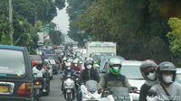 Potret Wisatawan Balas Dendam Mengular di Jalur Puncak