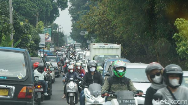 Potret Wisatawan Balas Dendam Mengular di Jalur Puncak
