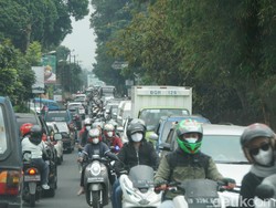 Potret Puncak Hari Ini, Macet Tercipta Akibat Serbuan Warga