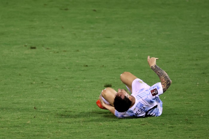 CARACAS, VENEZUELA - SEPTEMBER 02: Lionel Messi of Argentina reacts after being fouled during a match between Venezuela and Argentina as part of South American Qualifiers for Qatar 2022 at Estadio Olimpico on September 02, 2021 in Caracas, Venezuela. (Photo by Miguel Gutiérrez-Pool/Getty Images)