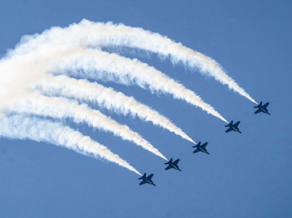 Melihat Aksi Pilot Meliuk-liuk di Udara