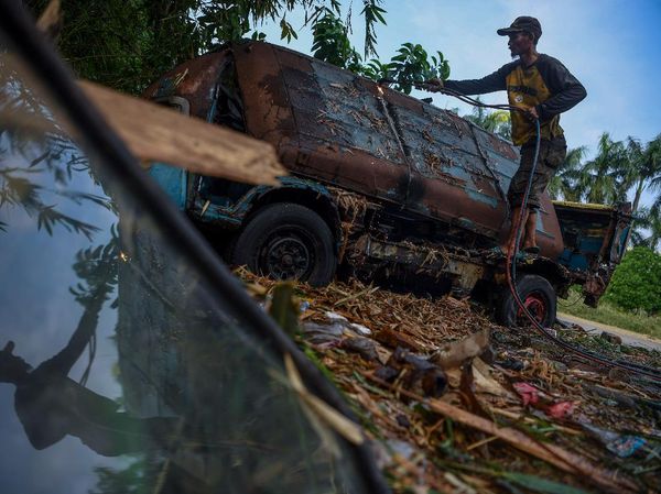 Menengok Jagal Bangkai Angkot di Depok