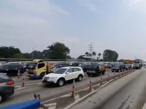 Minggu Siang, Kendaraan Mengular di GT Ciawi Menuju Puncak