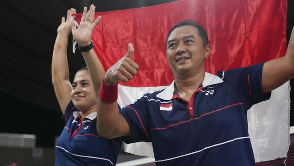 Momen Hary/Leani Gigit Emas Paralimpiade Tokyo 2020 Indonesias Hary Susanto, left, and Leani Ratri Oktila salute to the flag during the national anthem after receiving a gold medal for mixed doubles SL3-SU5 gold medal match at the Tokyo 2020 Paralympic Games, Sunday, Sept. 5, 2021, in Tokyo, Japan. (AP Photo/Kiichiro Sato)