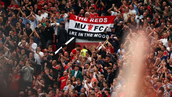 MANCHESTER, ENGLAND - AUGUST 14: General view inside the stadium as Manchester United celebrate during the Premier League match between Manchester United  and  Leeds United at Old Trafford on August 14, 2021 in Manchester, England. (Photo by Catherine Ivill/Getty Images,)